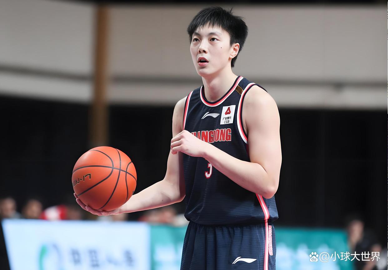 关于山东男篮训练开放日，今晚篮板制胜引欢呼，NBA常规赛在即，轮换策略成焦点的信息